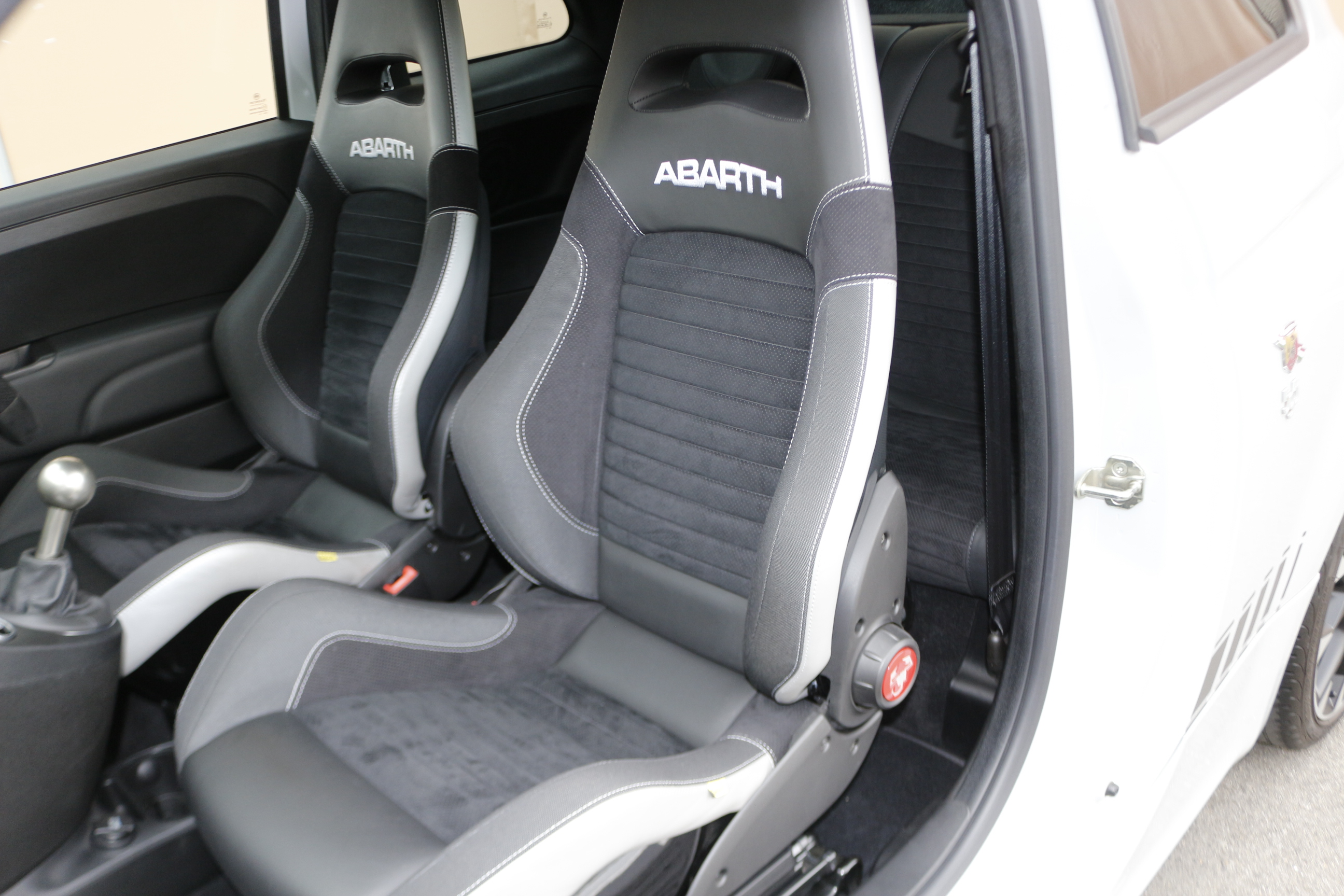 アバルト 595コンペティツィオーネ マニュアル車 Sabelt製スポーツシート （グリジオチェネレグレー） 外車・輸入車の買取、販売  リンテック-LINTEC-
