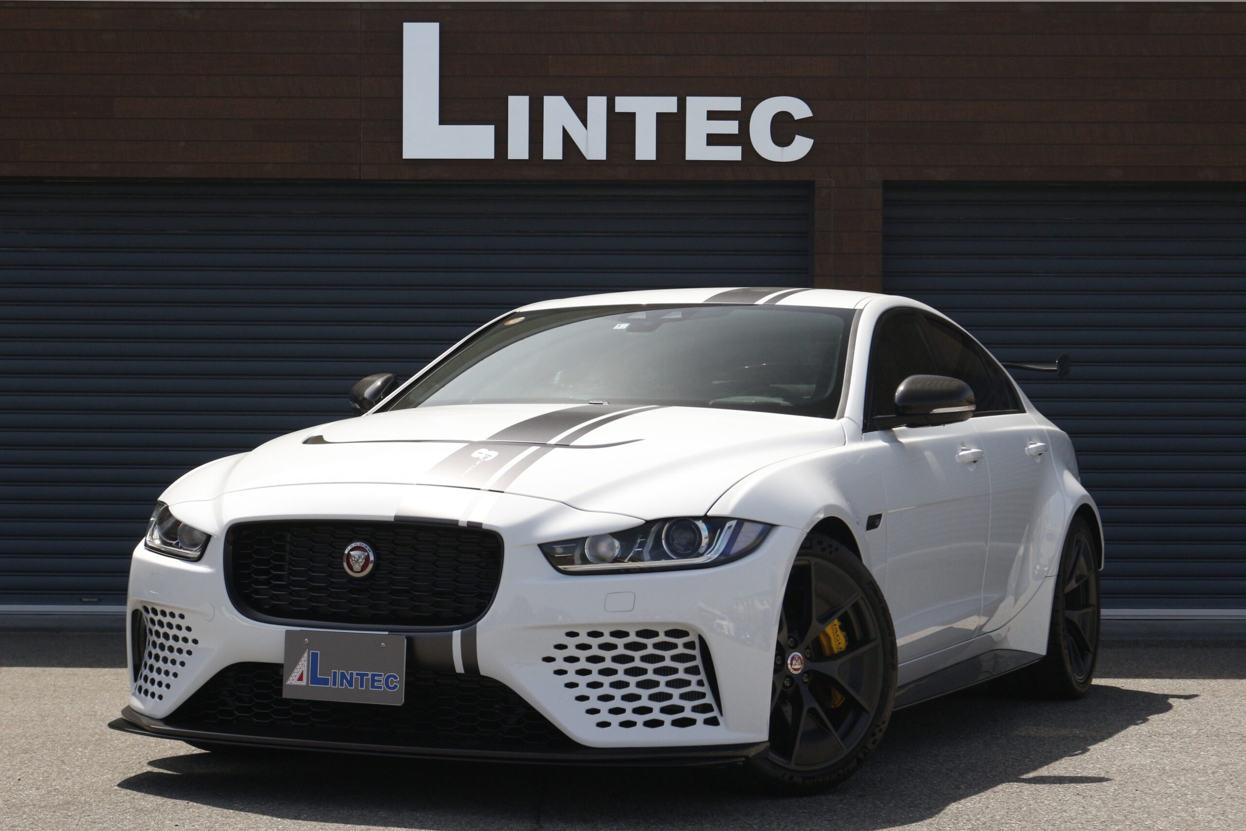 JAGUAR XE SV PROJECT８ 正規ディーラー国内販売台数７台 ジャガーサルーン史上最高出力６００馬力(フジホワイトProject8デカールストライプ(OP))  | 外車・輸入車の買取、販売 リンテック-LINTEC-