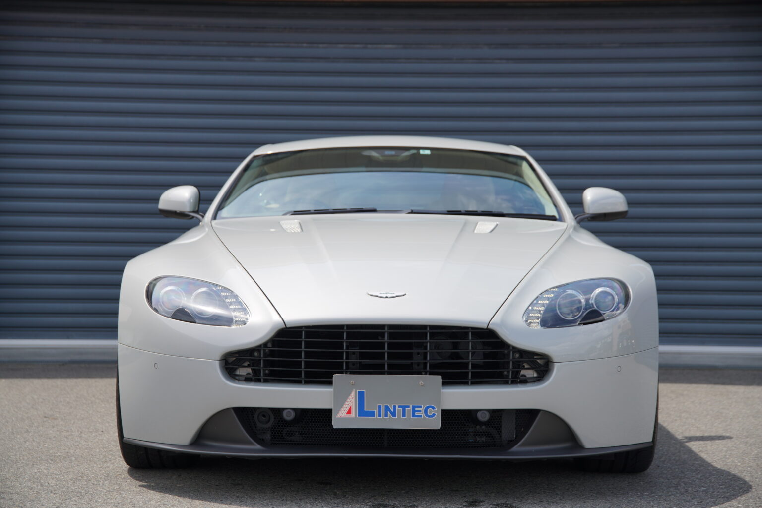 アストンマーティン V8ヴァンテージS スポーツシフトII ディーラー車 バックカメラ パークセンサー (フォックス シルバー) 外車